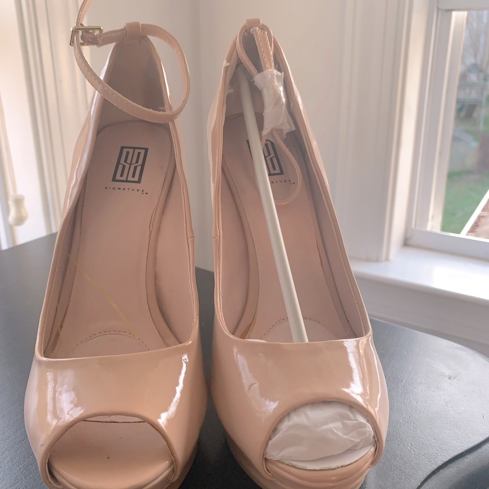 BRAND NEW NEVER WORN beige/brown,size 8.5.
